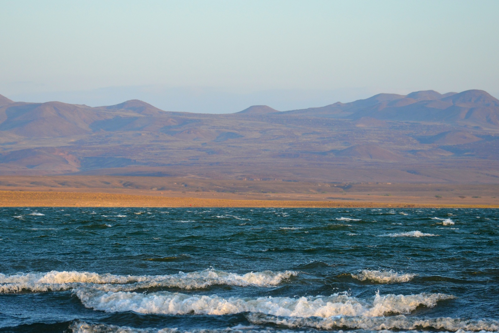 Lago Turkana (ex Rodolfo)  - Il lago è più che mosso, sotto le sferzate di vento che lo fanno come ribollire. Da qui si parte per il Deserto di Chalbi. 